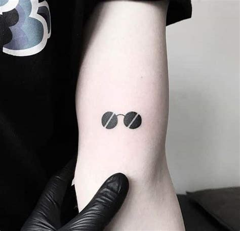 tatuaje minimalista pecho hombre|40+ Ideas de tatuajes minimalistas que demuestran que menos。